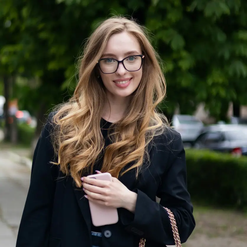 Glad kvinna tittar in i kameran