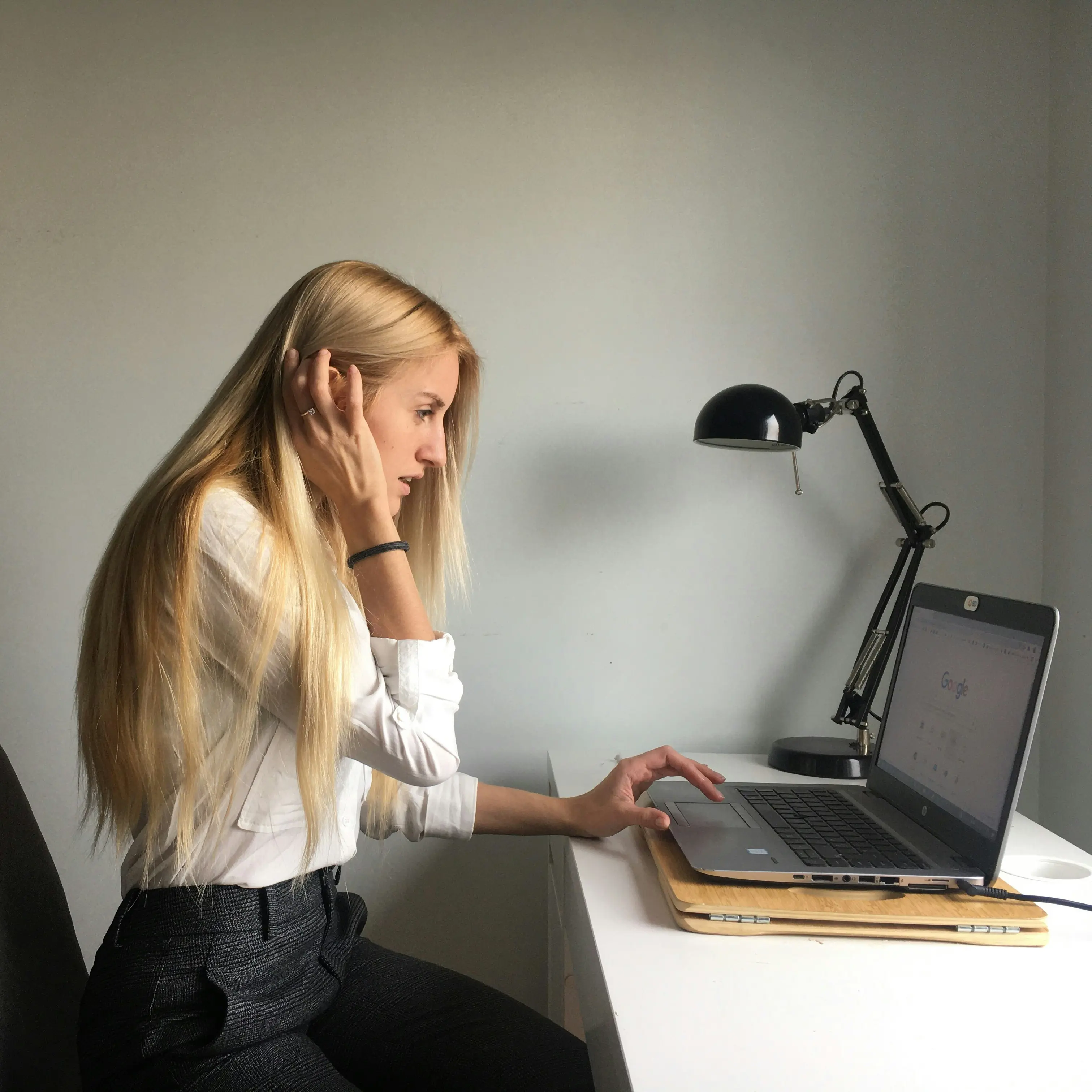 Kvinna med laptop