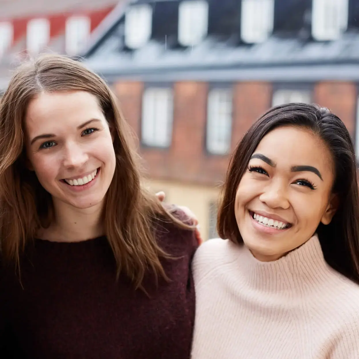 tre personer som ler